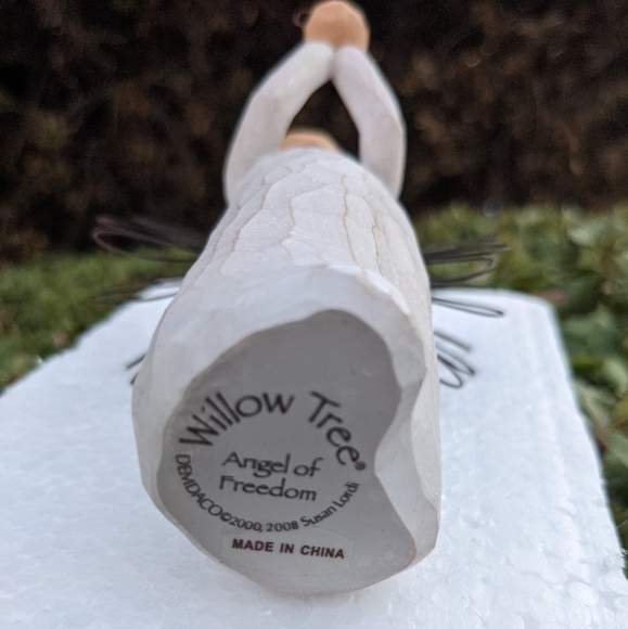 Willow Tree Angel of Freedom with Butterfly, includes box - Picture 2 of 16